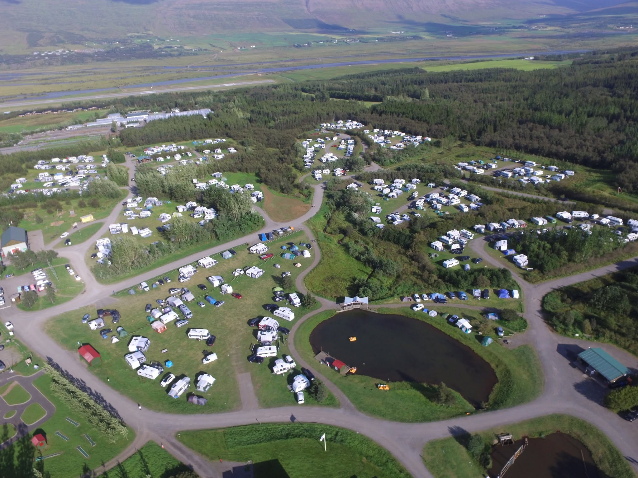 Tjaldsvæðið á Hömrum umkringt náttúru