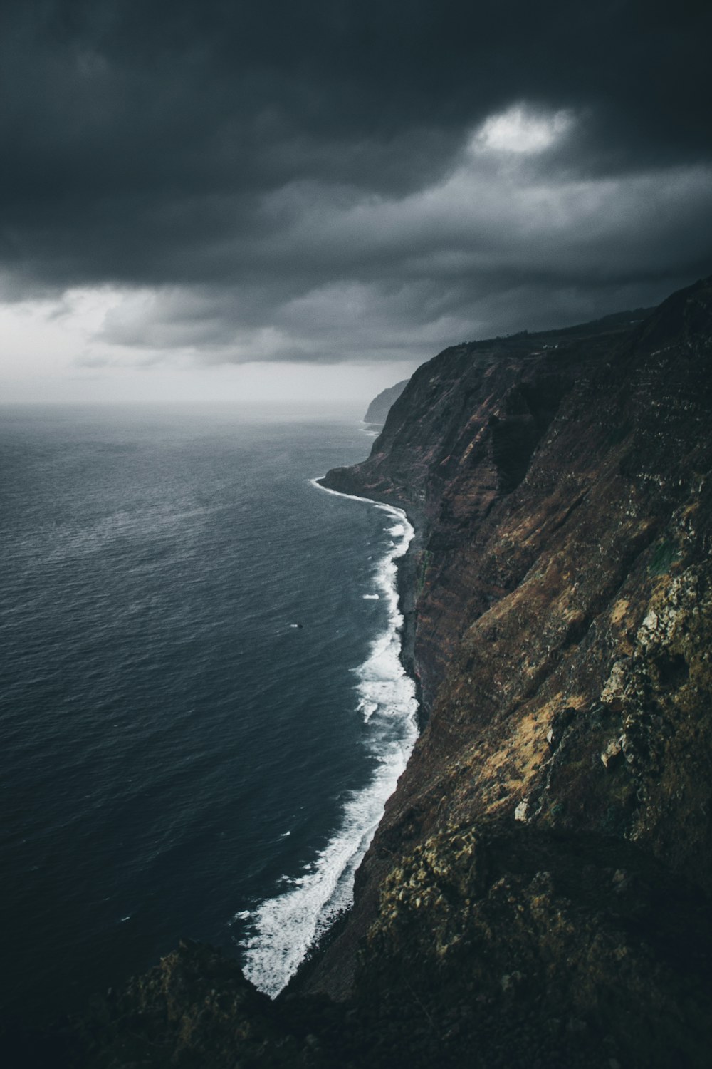 Stormský yfir hrjúfri strandlengju Íslands