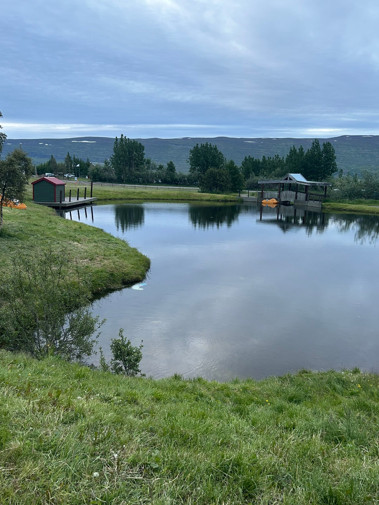 Bátar á tjörn á Hamrasvæðinu