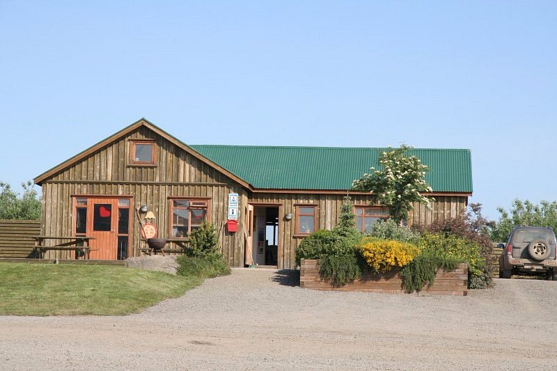 Hamrar II service house in summer