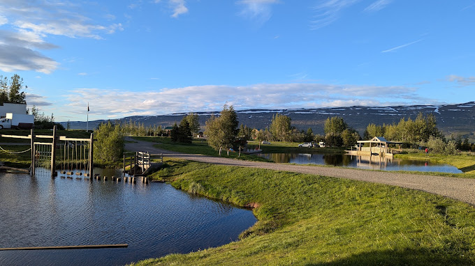 Skátar og gestir koma saman við skálann á Hömrum að sumri til