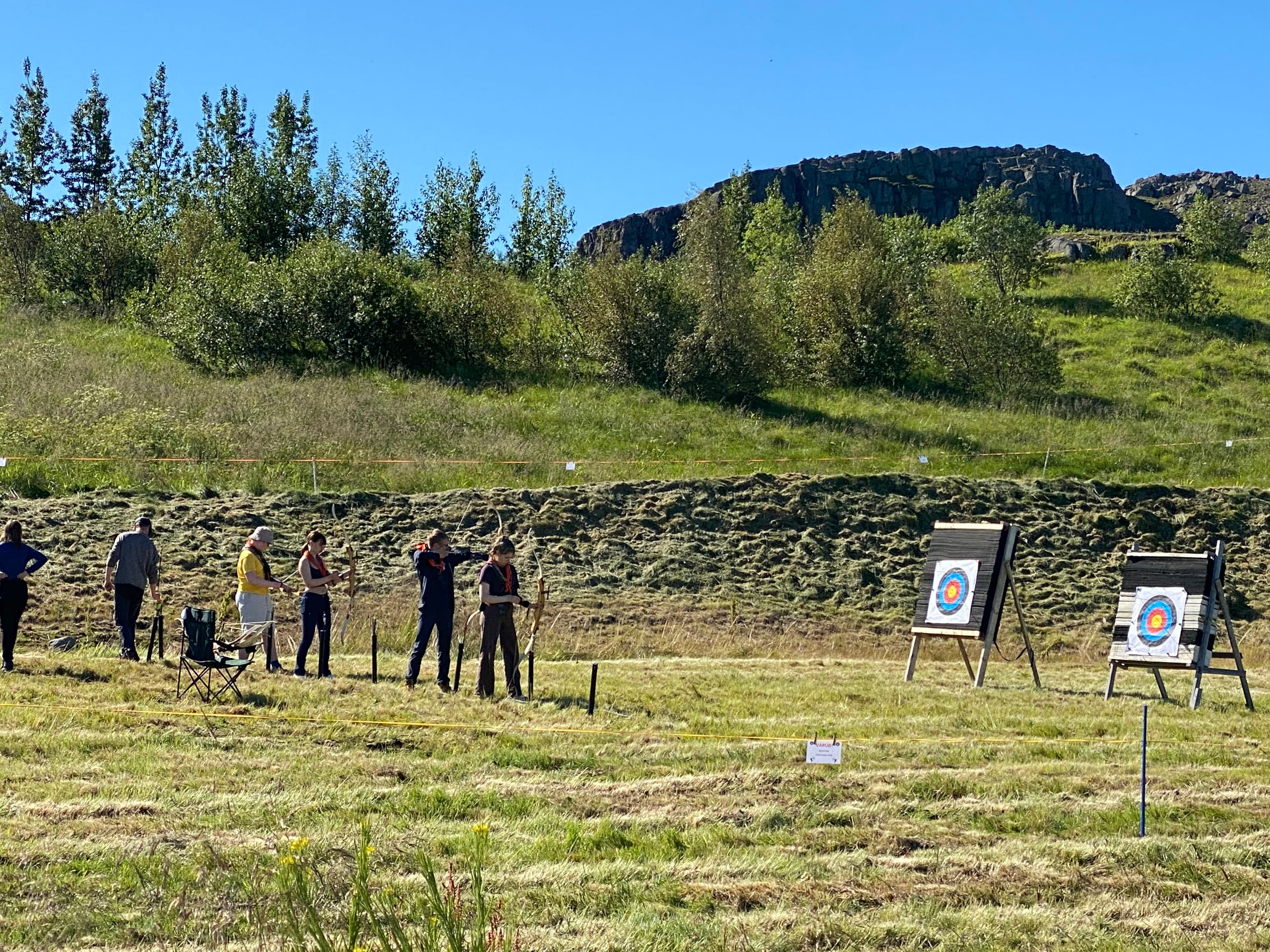 Skátar og gestir koma saman við skálann á Hömrum að sumri til